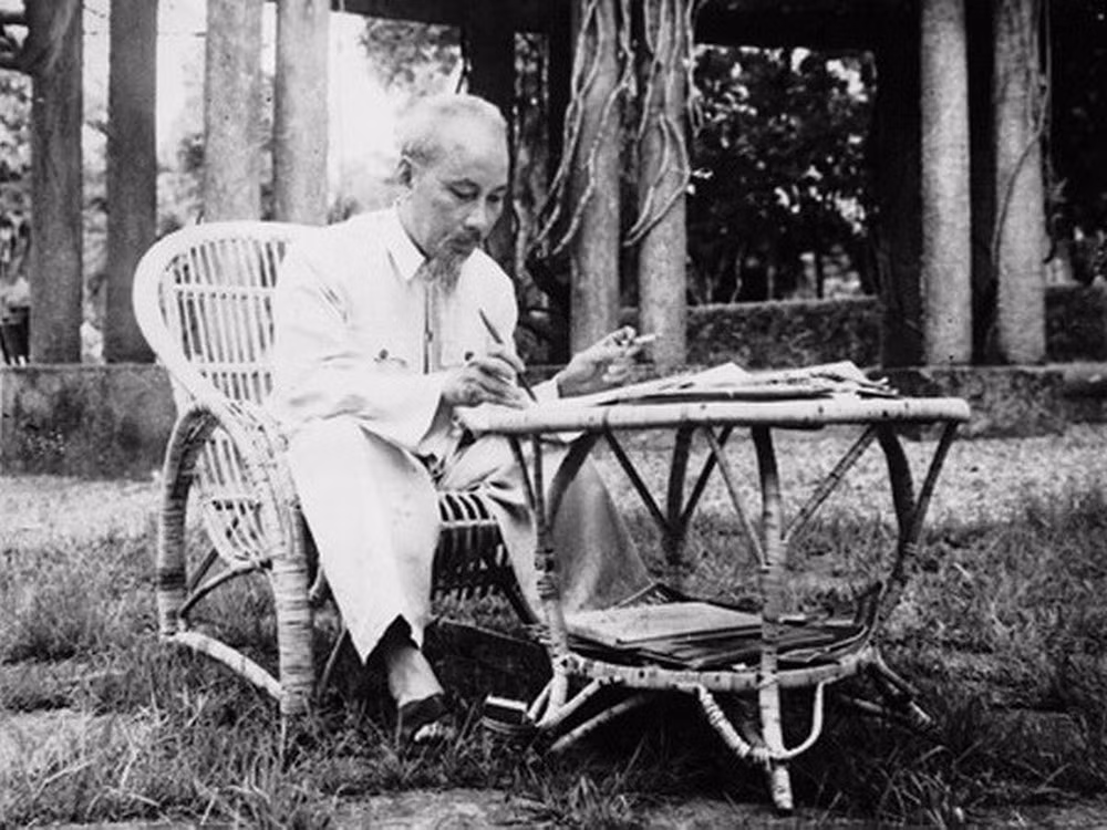 Trong lần xuất hiện trên Time lần thứ ba, trang bìa có đăng hai bức ảnh. Trong đó, một bức ảnh chụp Tổng thống Mỹ Lyndon Johnson và các cố vấn đang họp bàn tại Ranch. Bức ảnh còn là hình Chủ tịch Hồ Chí Minh và bình luận bản thông điệp hàng năm của Tổng thống Johnson: “Công việc đầu tiên và quan trọng nhất của ông ta sẽ phải là quyết xem nước Mỹ sẽ đi về đâu trong cuộc chiến tranh Việt Nam”.