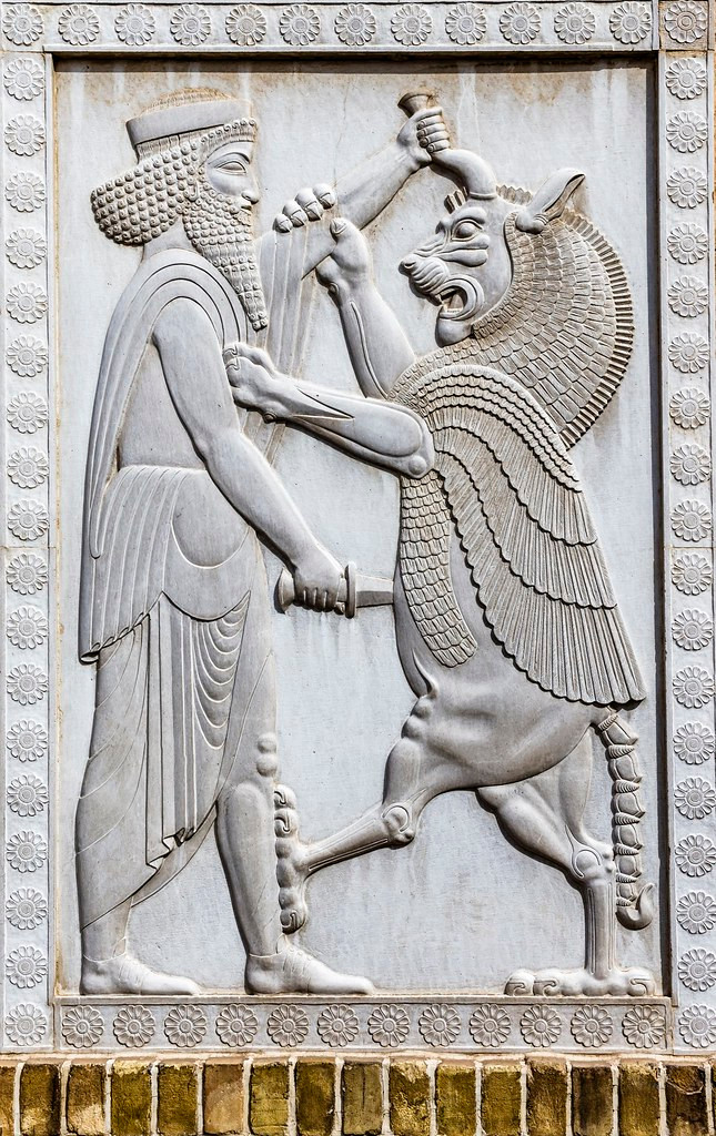 Bardiya đã giết cha để chiếm lấy ngai vàng vào tháng 3 năm 522 trước Công nguyên. Theo đó, ông hoàng này chỉ tại vị vài tháng ngắn ngủi.