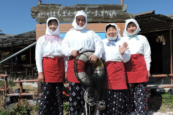 Để trở thành những thợ lặn Ama chuyên nghiệp, các bé gái ở Nhật Bản theo mẹ và phụ nữ lớn tuổi trong vùng học lặn từ khi dưới 10 tuổi.