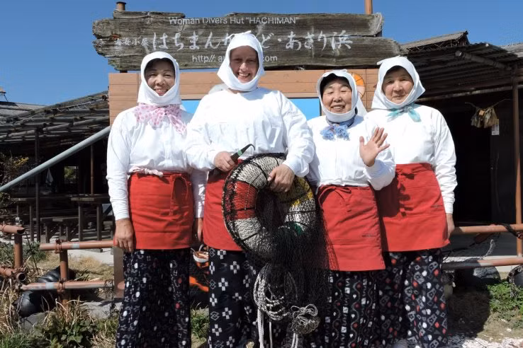 Để trở thành những thợ lặn Ama chuyên nghiệp, các bé gái ở Nhật Bản theo mẹ và phụ nữ lớn tuổi trong vùng học lặn từ khi dưới 10 tuổi.