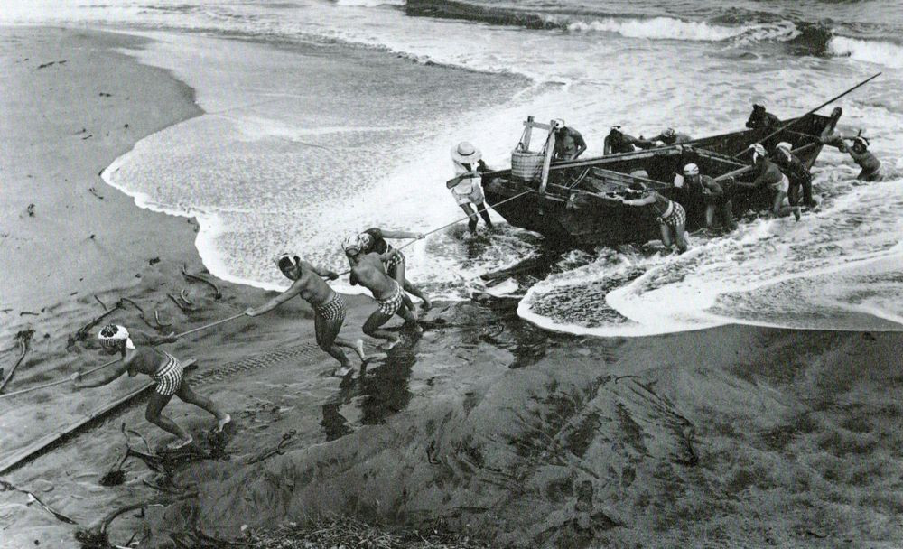 Trong thời gian từ năm 794 - 1185, các thợ lặn Ama chuyên tìm bắt hải sản và được nhớ đến là những người có nhiệm vụ bắt bào ngư dâng lên Thiên hoàng và các đền thờ.