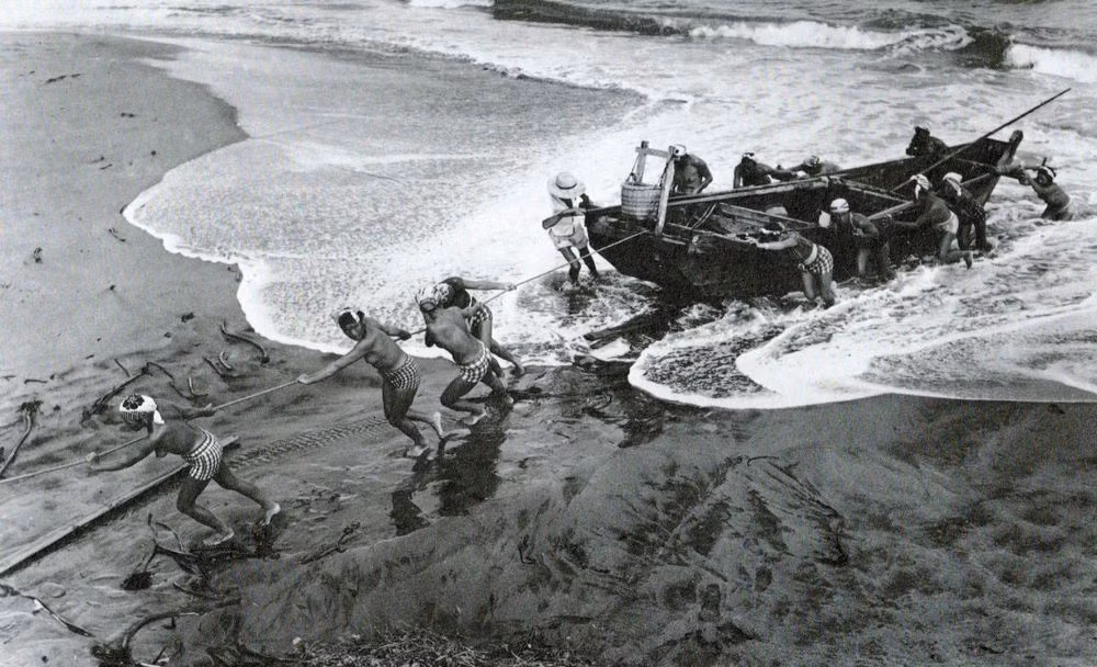 Trong thời gian từ năm 794 - 1185, các thợ lặn Ama chuyên tìm bắt hải sản và được nhớ đến là những người có nhiệm vụ bắt bào ngư dâng lên Thiên hoàng và các đền thờ.