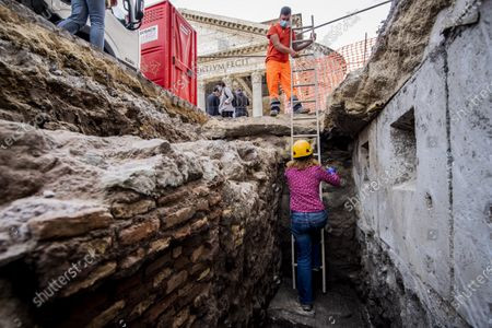 Thêm nữa, phần lớn thành phố Rome nằm trên nền đất mềm nhiều cát nên dễ bị nước xói mòn và thường bị rung lắc do xe cộ chạy qua. Mời độc giả xem video: Yêu cầu 32 giảng viên từ Italy về phải cách ly. Nguồn: VTC Now.