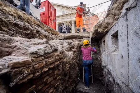 Thêm nữa, phần lớn thành phố Rome nằm trên nền đất mềm nhiều cát nên dễ bị nước xói mòn và thường bị rung lắc do xe cộ chạy qua. Mời độc giả xem video: Yêu cầu 32 giảng viên từ Italy về phải cách ly. Nguồn: VTC Now.