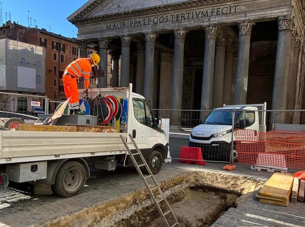 Hố tử thần xuất hiện đã làm phát lộ bí mật khó tin. Đó là các nhà khảo cổ phát hiện 7 phiến đá dùng để lát đường. Chúng được làm từ đá trầm tích travertine.
