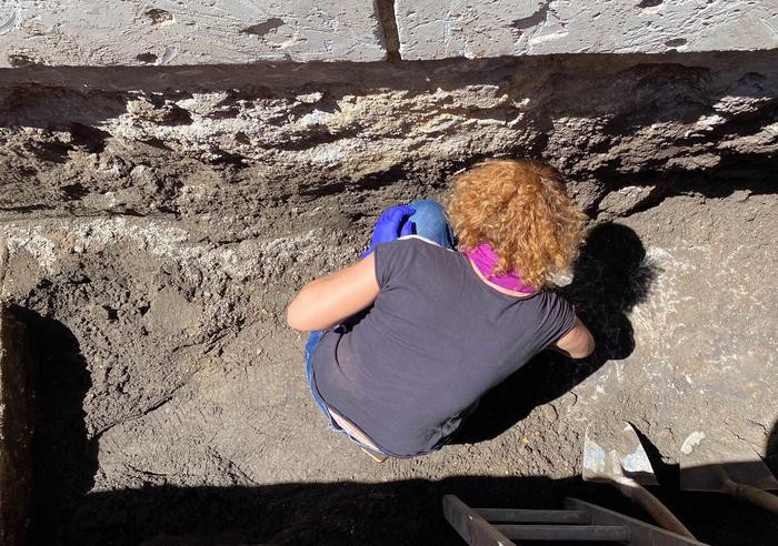 Thêm nữa, phần lớn thành phố Rome nằm trên nền đất mềm nhiều cát nên dễ bị nước xói mòn và thường bị rung lắc do xe cộ chạy qua.