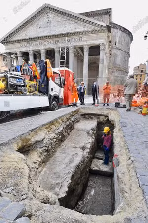 Hố tử thần (trong tiếng Italy gọi là "voragine") xuất hiện khá phổ biến ở Rome. Trong gần 100 năm qua, Rome ghi nhận 30 hố tử thần xuất hiện mỗi năm. Thế nhưng, số lượng hố tử thần bắt đầu tăng gấp 3 lần kể từ năm 2009.