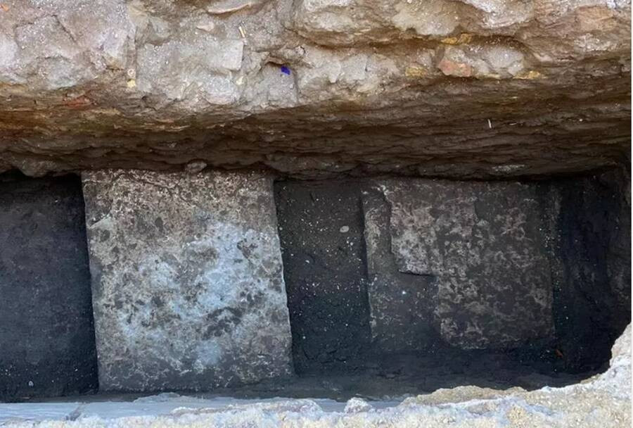 Vào ngày 27/4, mặt đất sụt xuống tạo ra một hố tử thần ngay trước đền Pantheon. May mắn là không có người nào bị thương do quảng trường Piazza della Rotonda khi đó vắng bóng người vì dịch Covid-19.