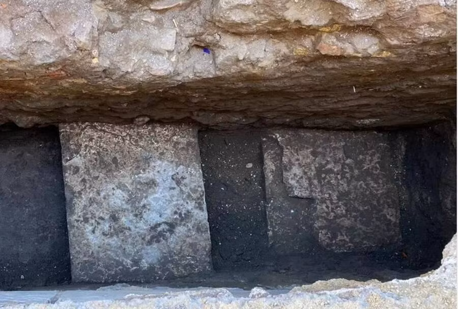 Vào ngày 27/4, mặt đất sụt xuống tạo ra một hố tử thần ngay trước đền Pantheon. May mắn là không có người nào bị thương do quảng trường Piazza della Rotonda khi đó vắng bóng người vì dịch Covid-19.