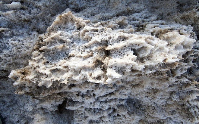 Tên gọi của chảo muối khổng lồ là ''sân golf của quỷ'' xuất phát từ một cuốn sách hướng dẫn đến đài tưởng niệm quốc gia thung lũng Chết.