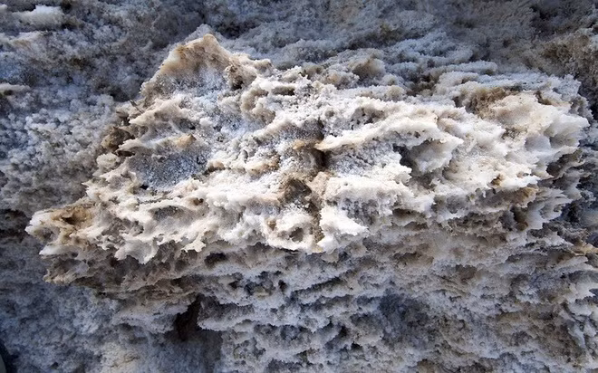 Tên gọi của chảo muối khổng lồ là ''sân golf của quỷ'' xuất phát từ một cuốn sách hướng dẫn đến đài tưởng niệm quốc gia thung lũng Chết.