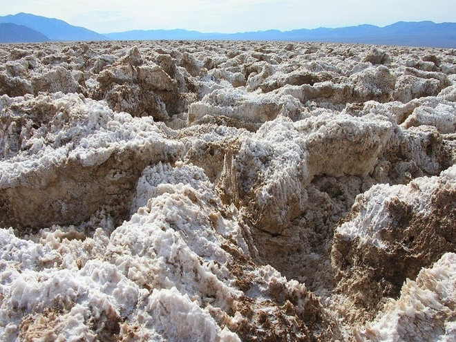 Quá trình này làm lộ thiên những khoáng chất hòa tan lắng đọng dưới đáy hồ. Cuối cùng, chúng trở thành một hồ muối dày ở những nơi thấp nhất trên bề mặt thung lũng Chết.