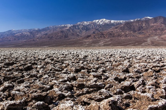Cuốn sách có tựa đề "National Park Service" xuất bản năm 1934 có viết rằng "chỉ có quỷ mới chơi golf" trên bề mặt của lòng chảo muối.