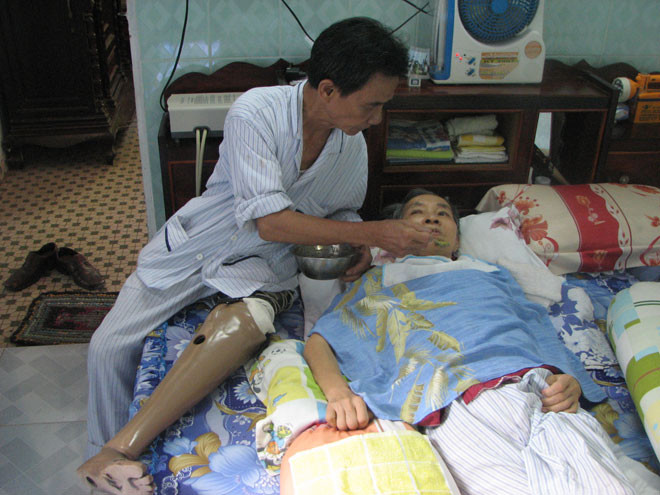 Ông Hà Minh Trí chăm sóc vợ.