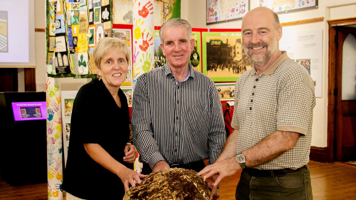 Nằm cách mặt đất khoảng 4m, cục bơ khoảng 2.000 tuổi trên được các chuyên gia suy đoán có thể được dùng để hiến tế cho thần linh.