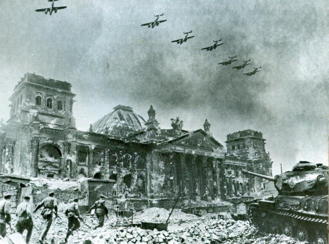 Cuộc tấn công vào tòa nhà Reichstag ngày 29/4 của Hồng quân đã thất bại. Reichstag chỉ chịu thất thủ vào tối ngày 30/4, khi lá cờ Liên Xô đã bay trên biểu tượng của Đức Quốc Xã. Khoảng 1.500 người Đức trong tầng hầm tòa Quốc hội đã cố gắng trốn thoát nhưng không thành công.