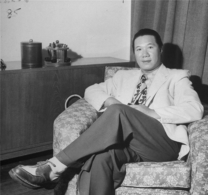 Bà không muốn đi nhưng vì người cậu thuyết phục nên cuối cùng đi dự dạ tiệc và có đến chào vua Bảo Đại. Nhà vua ngay lập tức ấn tượng bởi vẻ đẹp dịu dàng cũng như phong cách giản dị, mộc mạc và có học thức của bà.