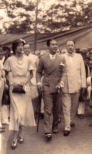 Khi đi nghỉ ở Đà Lạt cùng người cậu là ông Lê Phát An, Thị Lan nhận được giấy mời từ ông Darle, Đốc Lý (tương đương Thị Trưởng) thành phố Đà Lạt khi ấy, mời hai cậu cháu đến dự dạ tiệc ở khách sạn Palace.