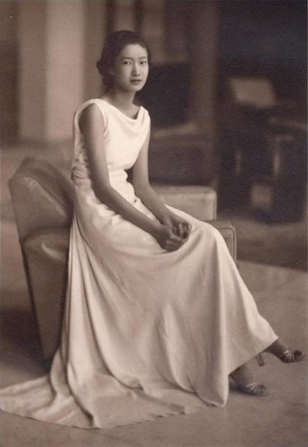 Nguyễn Hữu Thị Lan mang quốc tịch Pháp và lấy tên là Jeanne Mariette Thérèse. Bà cùng chị gái sống tại Sài Gòn cho đến năm 12 tuổi trước khi sang Pháp theo học tại ngôi trường nữ danh giá Couvent des Oiseaux ở thủ đô Paris. Sau 6 năm theo học bậc trung học tại ngôi trường trên, năm 1932 Thị Lan đậu tú tài toàn phần và quyết định trở về nước.