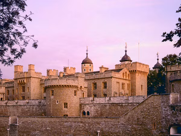 Cung điện và pháo đài của Nữ hoàng là tên gọi chính thức của tháp London. Công trình nổi tiếng của Hoàng gia Anh này nằm ở bờ Bắc sông Thames, thủ đô London.