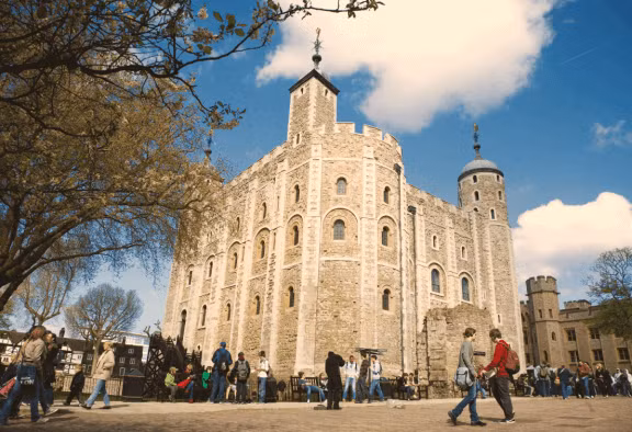 Rất nhiều người đến thăm tháp London không chỉ bởi kiến trúc tuyệt đẹp của nơi đây mà còn bởi sự kỳ bí của những câu chuyện ma quái rùng rợn khó giải mã.