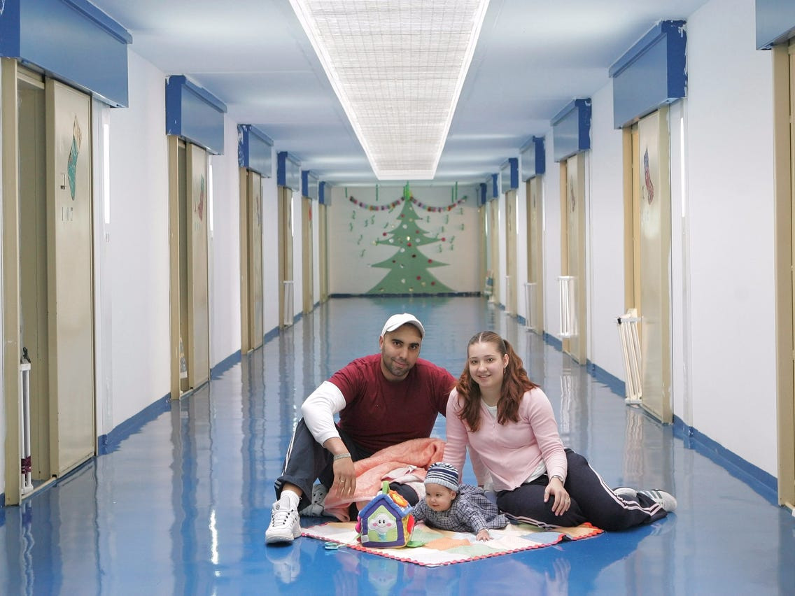 Cụ thể, vào năm 1998, nhà tù Aranjuez đưa ra một chính sách mới cho phép tù nhân sống cùng với vợ/chồng và con cái của họ.