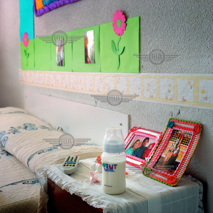 Theo đó, các phòng giam trong nhà tù Aranjuez được bố trí giường đôi, cũi cho trẻ em, đồ chơi và các hình dán nhân vật hoạt hình trên tường.