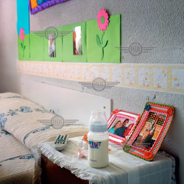 Theo đó, các phòng giam trong nhà tù Aranjuez được bố trí giường đôi, cũi cho trẻ em, đồ chơi và các hình dán nhân vật hoạt hình trên tường.