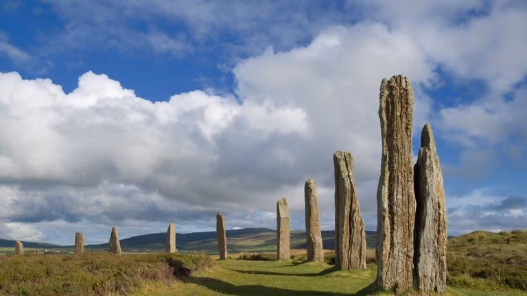 Các chuyên gia cho hay vòng tròn các cột đá dựng đứng (Ring of Brodgar) được người xưa dùng trong các nghi lễ. Chi tiết về các nghi lễ này hiện vẫn chưa được giới chuyên gia giải mã.