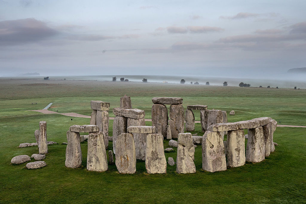 Trong suốt nhiều năm qua, giới chuyên gia nỗ lực giải mã bãi đá cổ Stonehenge được dựng nên như thế nào và với mục đích gì. Thế nhưng, đến nay, những bí ẩn trên vẫn chưa được giải đáp một cách khoa học.