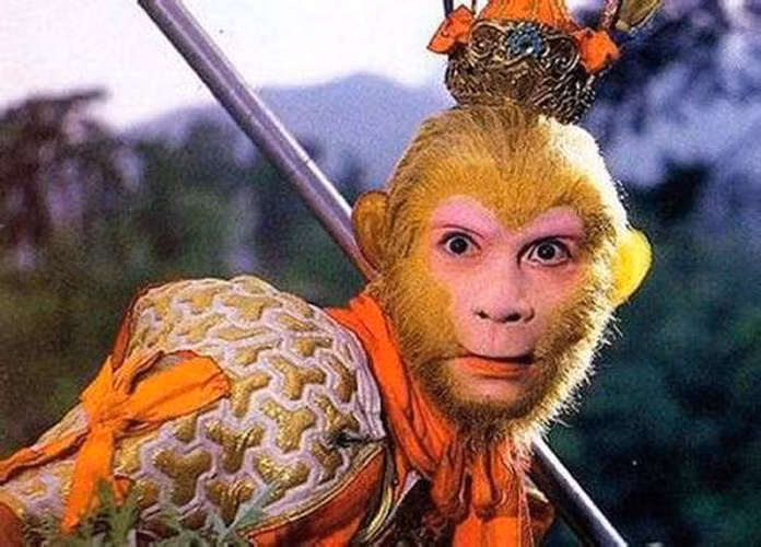 Dù Đông Hải Long Vương mang ra nhiều binh khí lợi hại nhưng Tôn Ngộ Không đều không hài lòng. Cuối vùng, Ngao Quảng chỉ cho Tôn Ngộ Không cây Như Ý Kim Cô Bổng đang ở đáy biển.