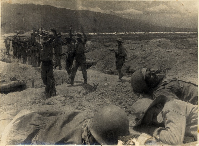 Lính địch ở sây bay ra hàng năm 1954. Ảnh: Trung tâm Lưu trữ quốc gia III thuộc Cục Văn thư Lưu trữ nhà nước.