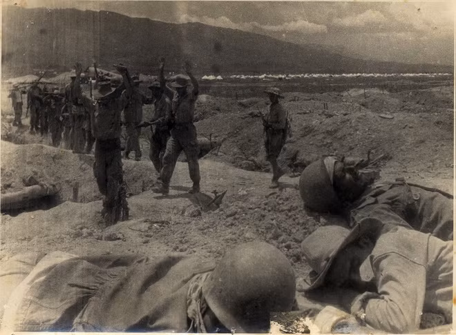 Lính địch ở sây bay ra hàng năm 1954. Ảnh: Trung tâm Lưu trữ quốc gia III thuộc Cục Văn thư Lưu trữ nhà nước.