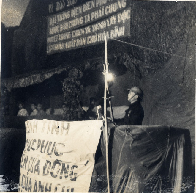 Đại tướng Tổng Tư lệnh Võ Nguyên Giáp đọc Nhật lệnh trong buổi lễ chiến thắng năm 1954. Ảnh: Trung tâm Lưu trữ quốc gia III thuộc Cục Văn thư Lưu trữ nhà nước.