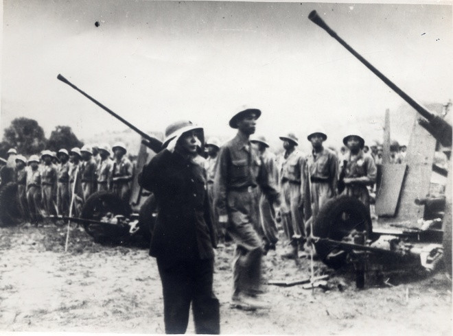 Đại tướng Võ Nguyên Giáp duyệt các đơn vị pháo cao xạ năm 1954. Ảnh: Trung tâm Lưu trữ quốc gia III thuộc Cục Văn thư Lưu trữ nhà nước.