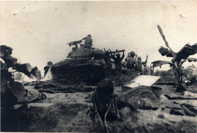 Chiếc xe tăng 18 tấn của địch bị quân ta chiếm ngay từ đầu, tất cả địch ở trên xe đều xin hàng năm 1954. Ảnh: Trung tâm Lưu trữ quốc gia III thuộc Cục Văn thư Lưu trữ nhà nước.