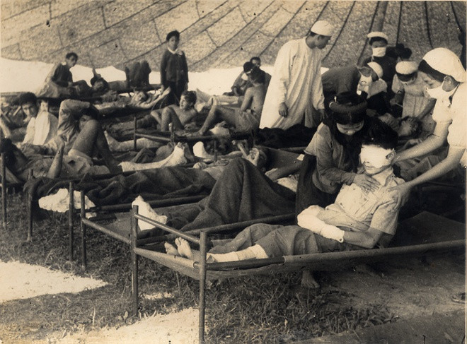 Ngay tại mặt trận Điện Biên Phủ, thương binh địch được săn sóc, cứu chữa rất chu đáo năm 1954. Ảnh: Trung tâm Lưu trữ quốc gia III thuộc Cục Văn thư Lưu trữ nhà nước.