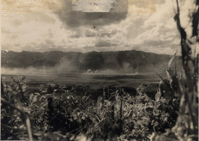 Khu trung tâm Mường Thanh của địch rung lên và bốc cháy vì đạn đại bác của ta năm 1954. Ảnh: Trung tâm Lưu trữ quốc gia III thuộc Cục Văn thư Lưu trữ nhà nước.