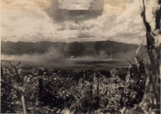 Khu trung tâm Mường Thanh của địch rung lên và bốc cháy vì đạn đại bác của ta năm 1954. Ảnh: Trung tâm Lưu trữ quốc gia III thuộc Cục Văn thư Lưu trữ nhà nước.