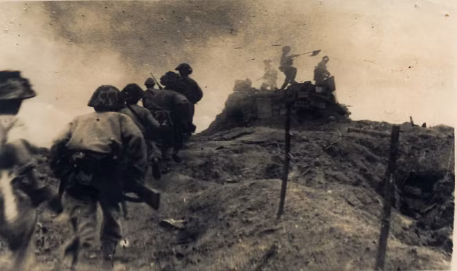 Quân ta xung phong lên chiếm cột cờ một lô cốt của địch ở Đồi C1 năm 1954. Ảnh: Trung tâm Lưu trữ quốc gia III thuộc Cục Văn thư Lưu trữ nhà nước.