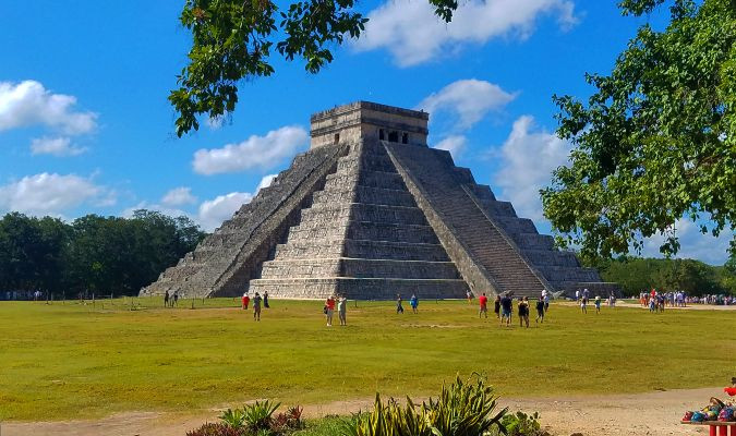 Đất nước Mexico có nhiều kim tự tháp nổi tiếng như: kim tự tháp Mặt trời và kim tự tháp Mặt trăng. Nổi tiếng nhất phải kể đến kim tự tháp Cholula. Đây là kim tự tháp lớn nhất thế giới, lớn hơn cả kim tự tháp Giza ở Ai Cập.