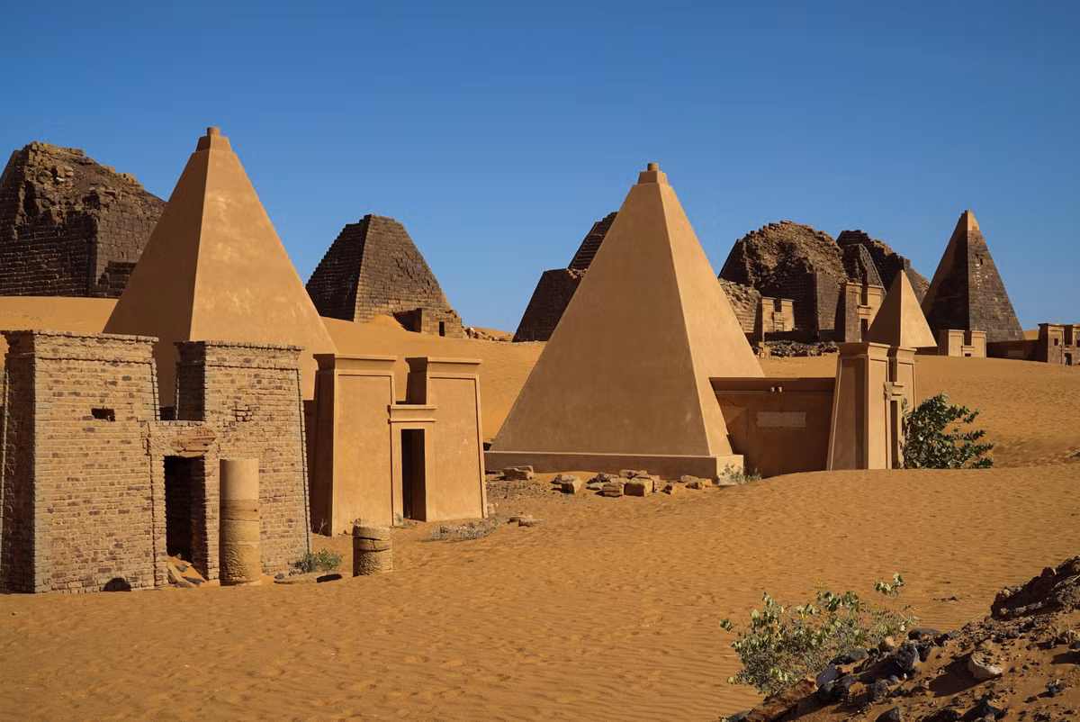 Nhiều người cho rằng, Ai Cập là quốc gia có nhiều kim tự tháp nhất thế giới. Thế nhưng, điều này không chính xác. Sudan mới là quốc gia có số lượng kim tự tháp nhiều nhất hành tinh với khoảng 240 công trình khổng lồ ở khu vực thung lũng sông Nile được gọi là Nubia, phía Bắc Sudan ngày nay.