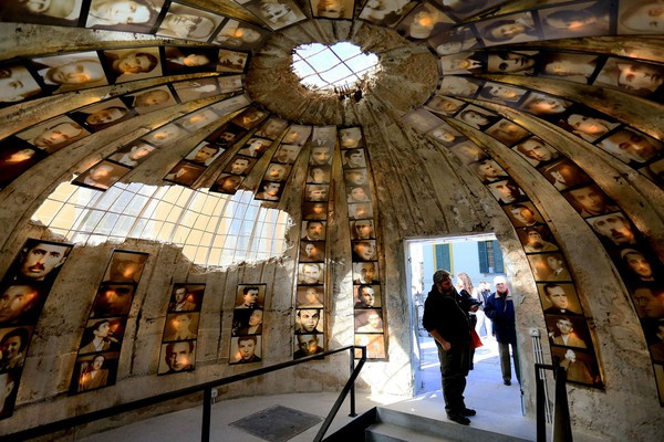 Bên trong một boongke được giới chức Albania chuyển đổi thành bảo tàng ở thủ đô nước này. Theo thiết kế, boongke hình nấm của Albania có thể đứng vững trước đạn pháo hạng nặng và chống chọi được vũ khí hạt nhân.