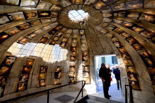 Bên trong một boongke được giới chức Albania chuyển đổi thành bảo tàng ở thủ đô nước này. Theo thiết kế, boongke hình nấm của Albania có thể đứng vững trước đạn pháo hạng nặng và chống chọi được vũ khí hạt nhân.