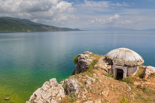 Giới chức Albania kiểm tra độ chắc chắn của những hầm ngầm kiên cố này bằng cách cho kỹ sư trưởng Josif Zengali xuống hầm rồi cho xe tăng nã đạn pháo hạng nặng. Kết quả là boongke không hề bị hư hại và Zengali an toàn. Trong ảnh là một boongke nằm ở làng Lin của Albania bị hư hại một phần do nhiều năm dừng hoạt động.