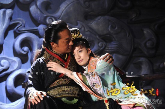 Theo sử sách, Tây Thi là gián điệp mà Câu Tiễn bố trí bên cạnh Ngô Vương để thực hiện kế hoạch trả thù nhưng về sau mỹ nhân này đã thực sự rung động, đem lòng yêu Phù Sai.