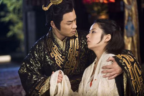 Kế hoạch này được Câu Tiễn vạch ra sau khi bị Ngô Vương Phù Sai đánh bại năm 494 trước Công nguyên. Thất bại đau đớn, Câu Tiễn xin xầu hòa và được Phù Sai đồng ý với điều kiện Việt Vương phải sang nước Ngô làm con tin.