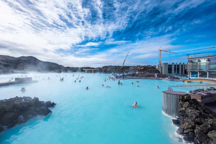 Vì những điều đặc biệt này, rất nhiều du khách tới Blue Lagoon để đắm mình trong làn nước nóng tự nhiên được biết tới với khả năng chữa bệnh cũng như ngắm cảnh đẹp thiên nhiên tựa chốn thiên đường.