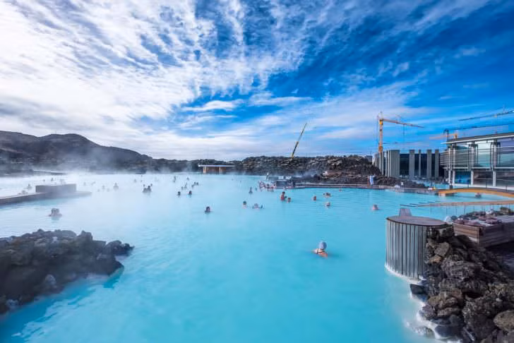 Vì những điều đặc biệt này, rất nhiều du khách tới Blue Lagoon để đắm mình trong làn nước nóng tự nhiên được biết tới với khả năng chữa bệnh cũng như ngắm cảnh đẹp thiên nhiên tựa chốn thiên đường.