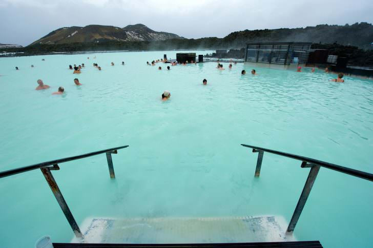 Silica có trong nước hồ cũng chính là nguyên nhân làm cho Blue Lagoon luôn có màu xanh ngọc tuyệt đẹp.